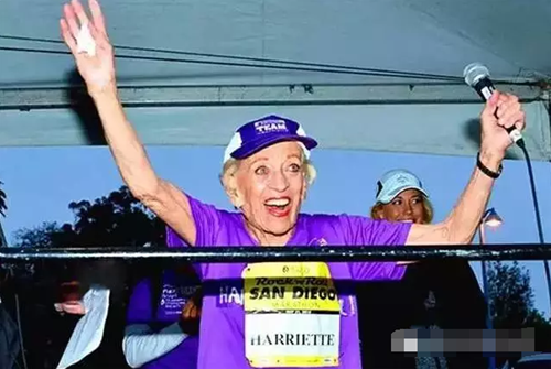 励志！91岁癌症老太太参加马拉松破纪录