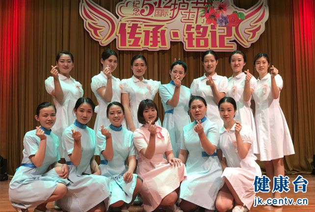 在护士节到来之际，中国人民解放军第305医院礼堂内座无虚席。一位位白衣天使展露着笑容，庆祝着自己的节日。而在台上，一场白衣天使的故事正如动人的春水，在人们的心间流淌。