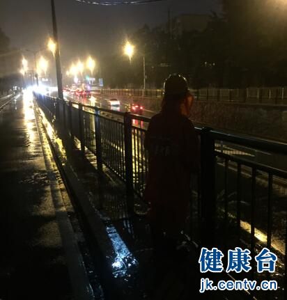 北京暴雨无情人有情，平凡伟大的人