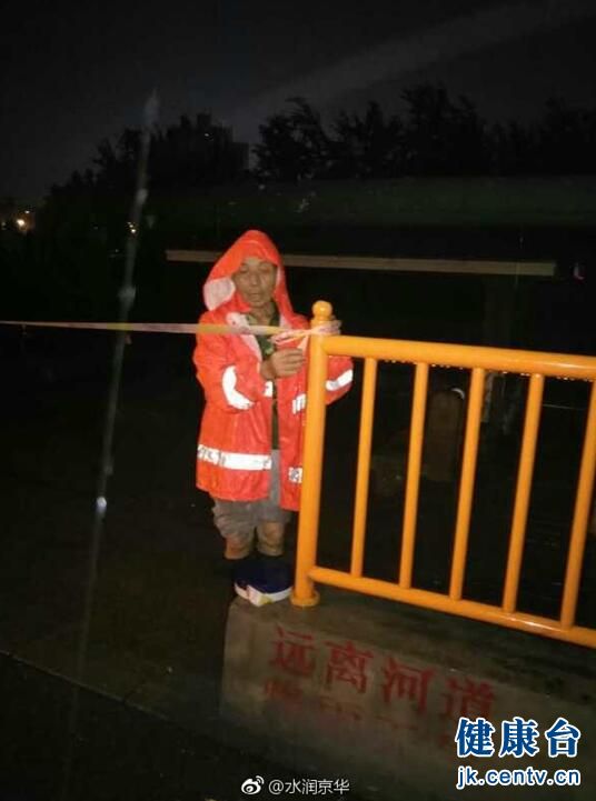 北京暴雨无情人有情，平凡伟大的人