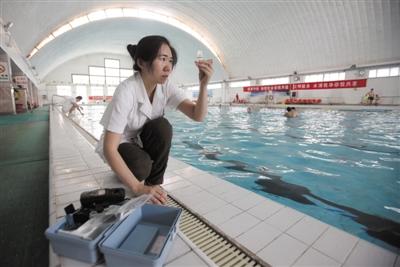 北京多家游泳馆泳池尿素超标 有人在泳池中小便