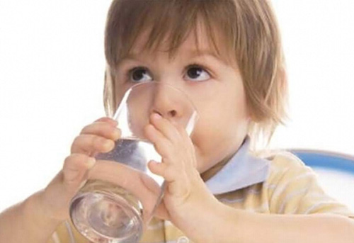 宝宝感冒不要一味多喝水