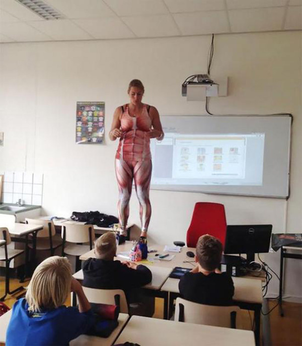 女老师课堂脱衣为讲授人体结构 拼了