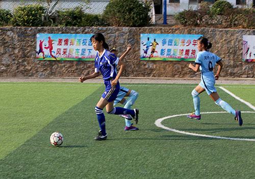 南强小学：乡村女孩的足球梦