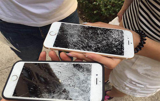 老师怒摔3台iPhone  课堂玩手机已成“国际难题”