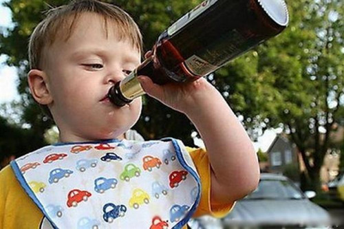 喝酒酿祸 2岁男童喝2两白酒死亡