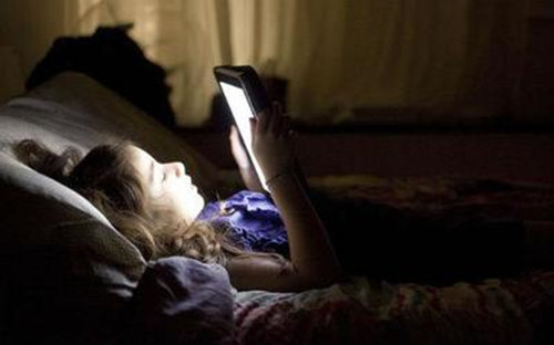 如果非要睡前玩手机 那就这样玩！