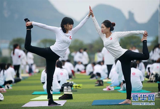 广西桂林医学院千人瑜伽宣传“防艾”