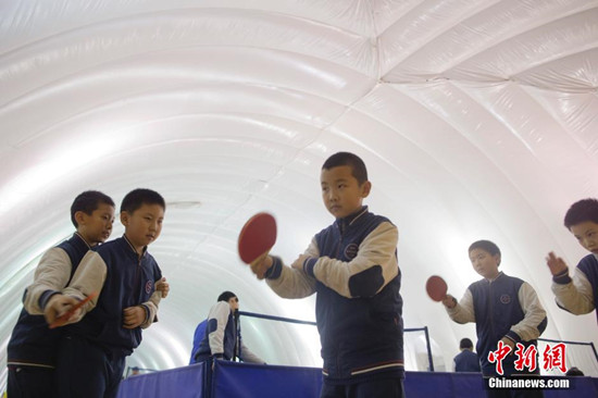 北京一学校建充气膜体育馆抵抗雾霾