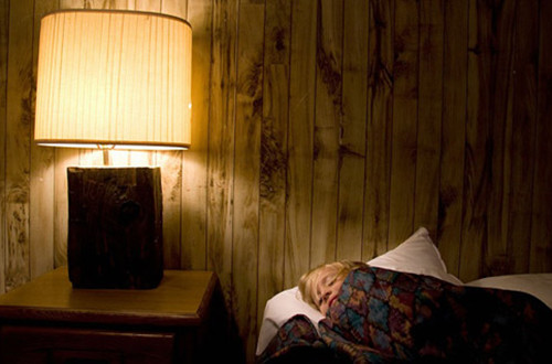 孩子开灯睡觉会导致白血病？
