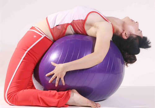 在健身球上办公 可缓解腰酸背痛