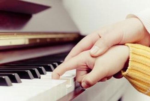 小孩学钢琴有益大脑发育 7岁之前学琴更有利
