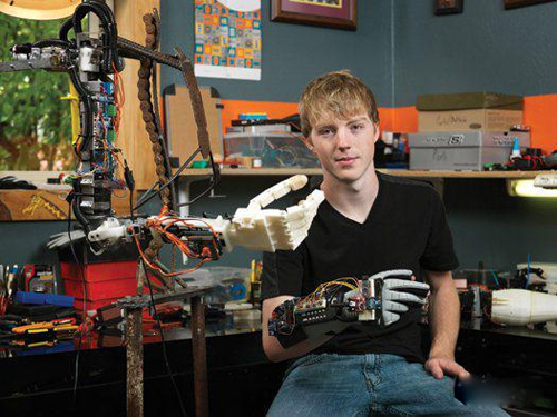 19岁少年发明意念操控假肢 获奥巴马邀请参加NASA工作