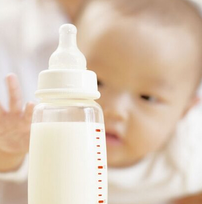 科普：小宝宝过早使用大奶瓶易发胖