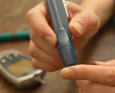 科学家们发明了一种能更精确测量血糖的技术