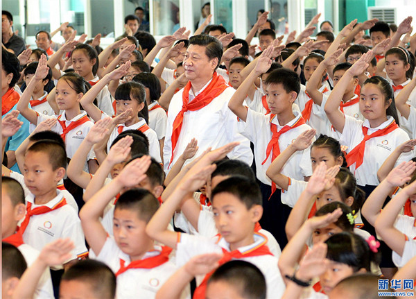 习近平和孩子们在一起的温情瞬间