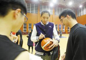 广博女篮忙里抽空走进正始中学 指导校园篮球