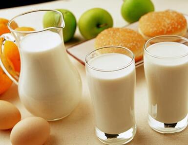 健身后如何饮食？推荐喝牛奶来补充水分
