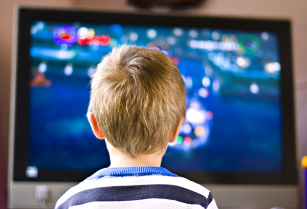 研究称：3岁前看电视 伤孩子大脑