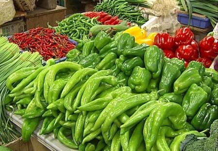 新发地蔬菜批发价同比大降三成 零售端菜价降幅被“打折”