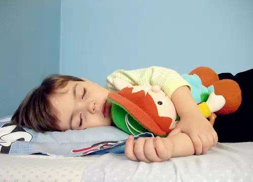 欧美科学家称孩子爱睡懒觉罪魁祸首是人造光