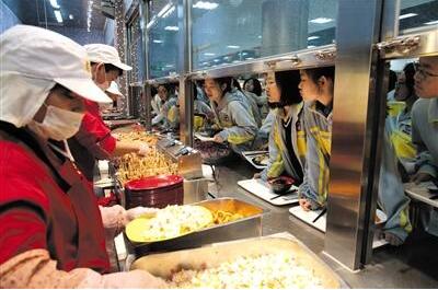 聚焦北京校园供餐管理：校医每天试吃把关