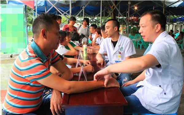 广安区卫计局组织区人民医院中医专家开展惠民义诊活动